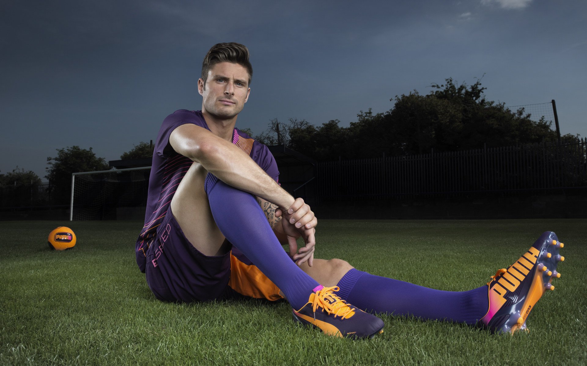 ayx体育 vip-德甲紧张对决，比分4-3，明星球员梅开二度，关键数据领先，德甲对抗