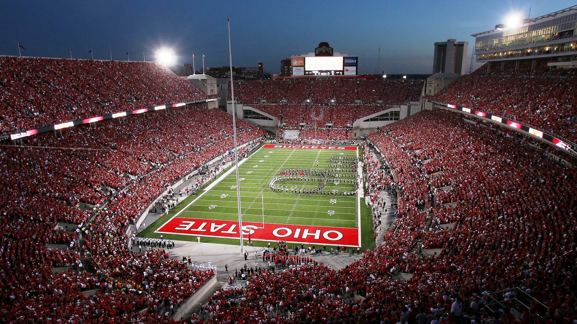 拜仁利用边路传中频繁制造机会，战术多变，拜仁zirkzee